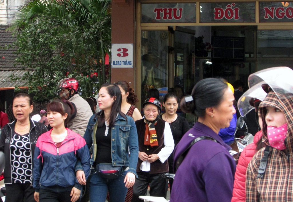 Đổ xô đi mua vàng vào ngày vía Thần Tài - 12 Đổ xô đi mua vàng vào ngày vía Thần Tài