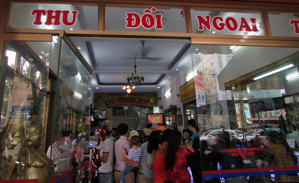 Đổ xô đi mua vàng vào ngày vía Thần Tài - 11 Đổ xô đi mua vàng vào ngày vía Thần Tài