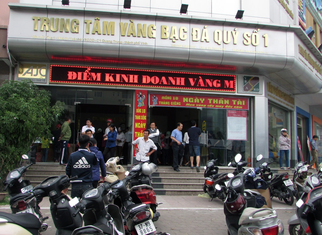 Đổ xô đi mua vàng vào ngày vía Thần Tài - 15 Cuối giờ chiều, nhưng người mua vàng ở TP Vinh vẫn đông nghịt.