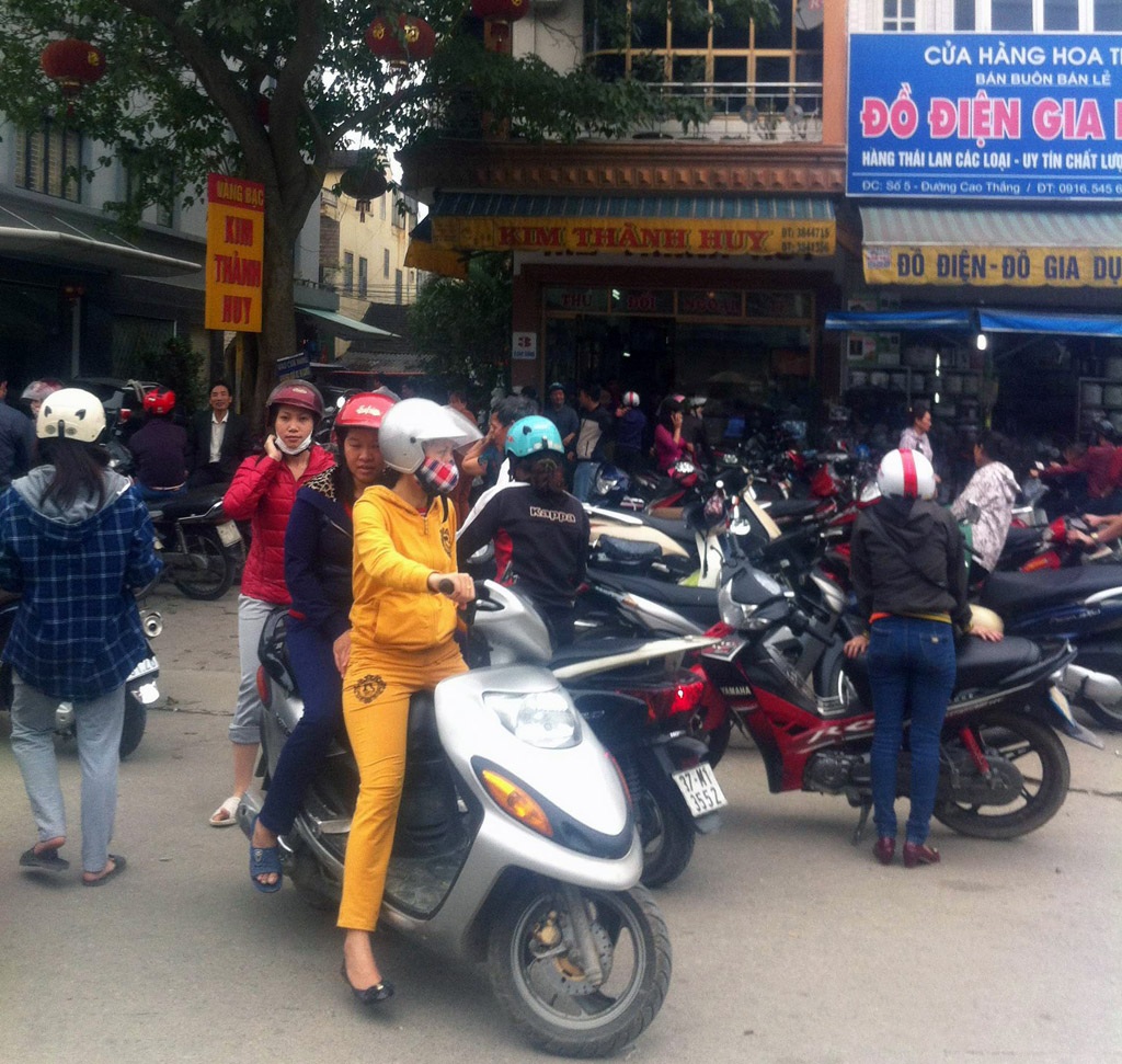 Đổ xô đi mua vàng vào ngày vía Thần Tài - 14 Đổ xô đi mua vàng vào ngày vía Thần Tài