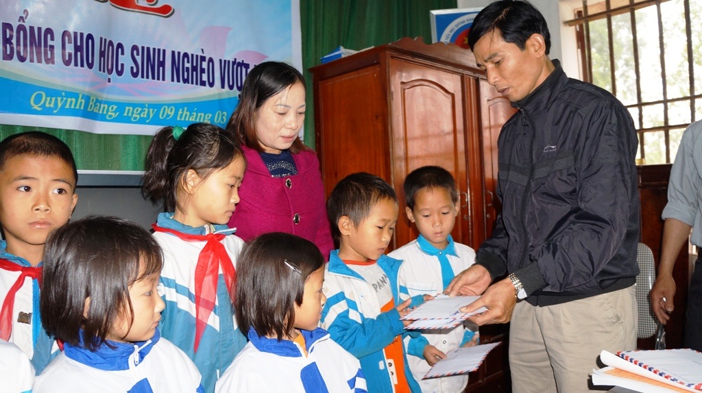 Đại diện công Công ty TNHH Grobest Industrial Việt Nam phát biểu tại buổi lễ trao học bổng.