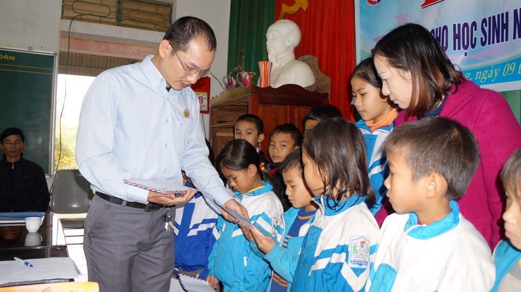 Đại diện công Công ty TNHH Grobest Industrial Việt Nam phát biểu tại buổi lễ trao học bổng.