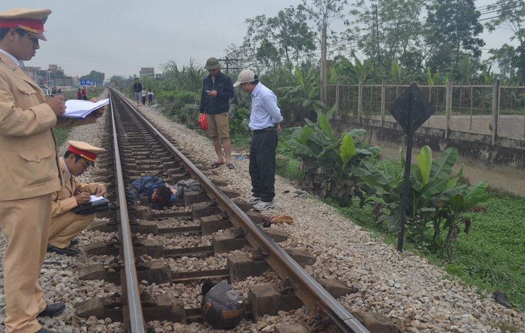 Lực lượng CSGT có mặt để điều tra nguyên nhân.