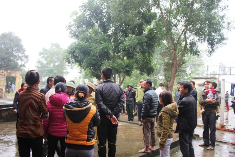 Người nhà sản phụ Vân quây kín bệnh viện yêu cầu giải thích rõ sự việc.