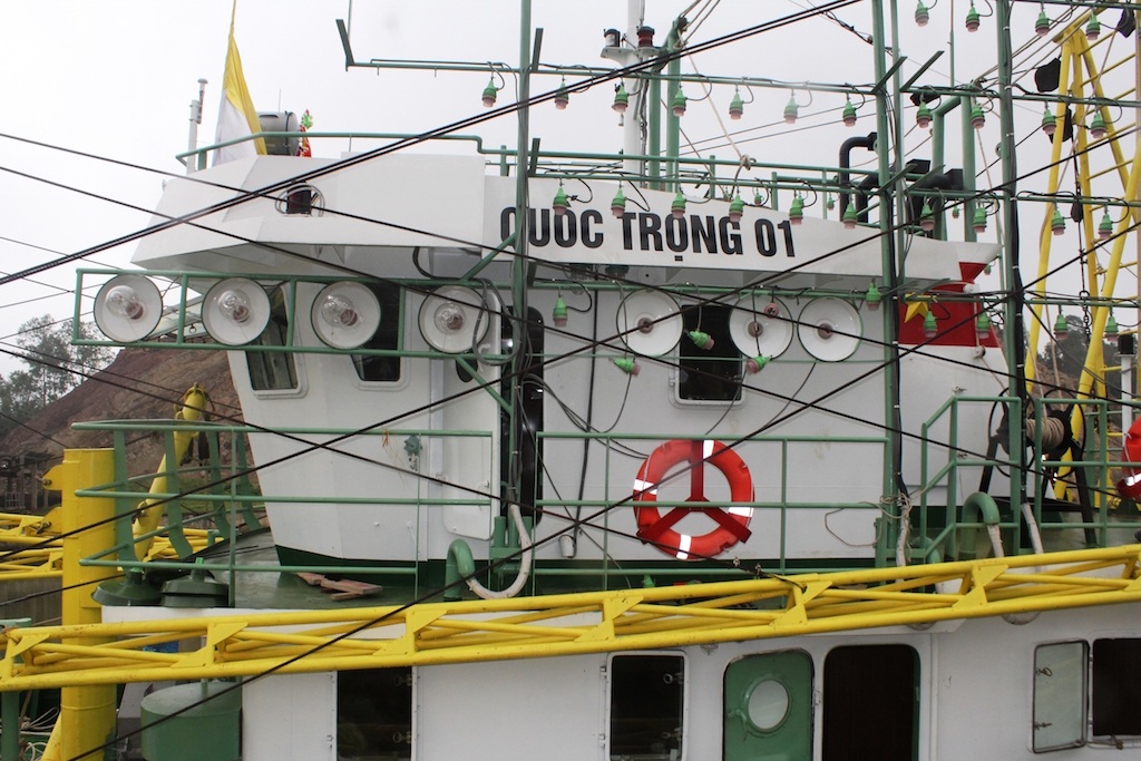 Tàu vỏ sắt được thiết kế hệ thống tời thủy lực, hệ thống dàn và tay gông cần chụp mực.