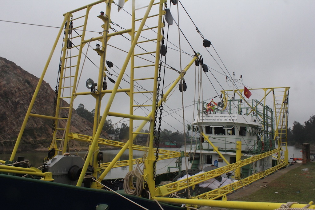 Tàu vỏ sắt được thiết kế hệ thống tời thủy lực, hệ thống dàn và tay gông cần chụp mực.