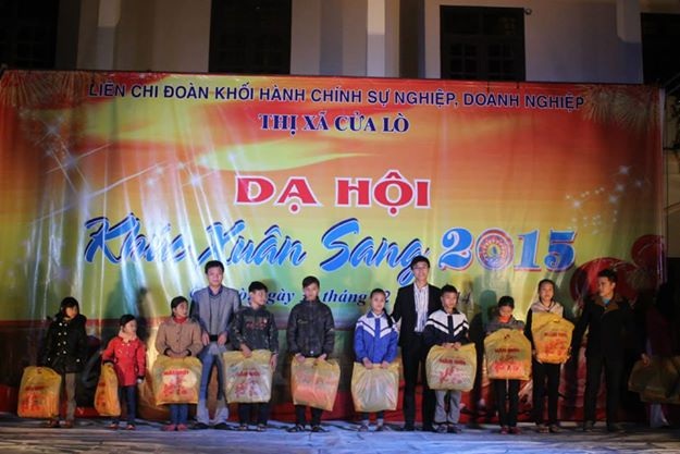 Những dấu chân thanh niên xứ Nghệ trên khắp nẻo đường - 14 Thị đoàn Cửa Lò đã triển khai phong trào “Tết khuyến học” sâu rộng trên toàn Thị xã trao