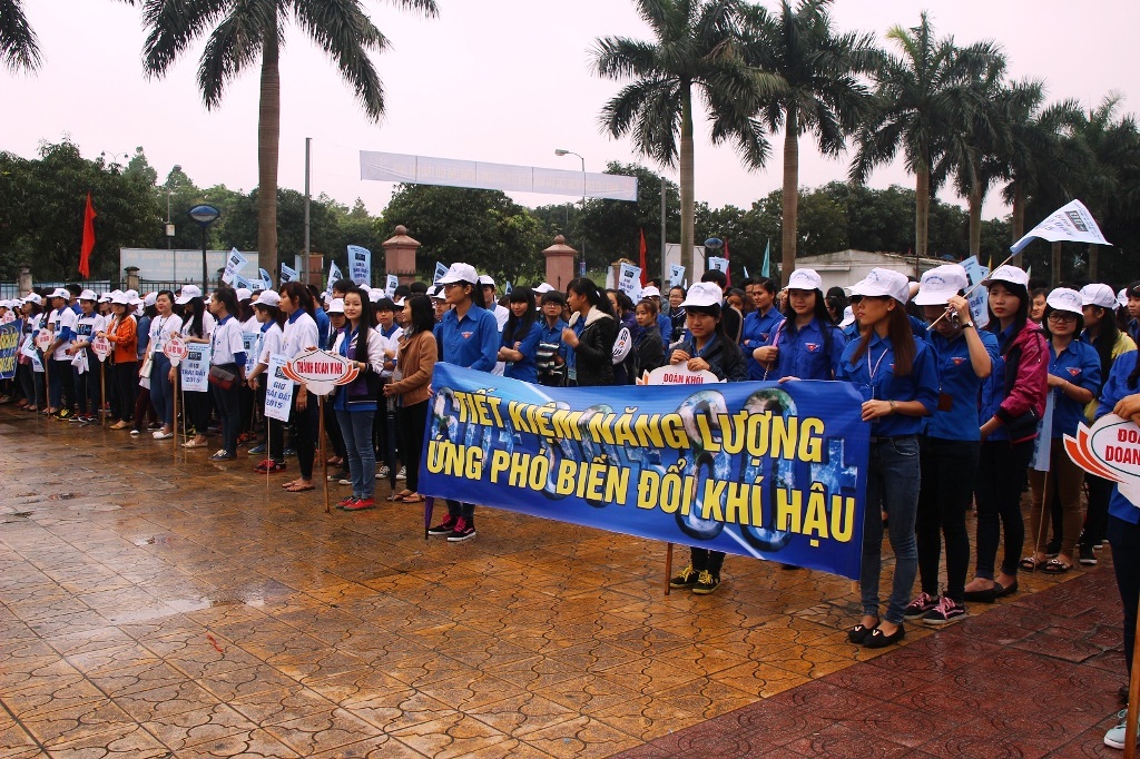 Đoàn viên, thanh niên, học sinh, sinh viên tham dự lễ hưởng ứng Giờ trái đất 2015.