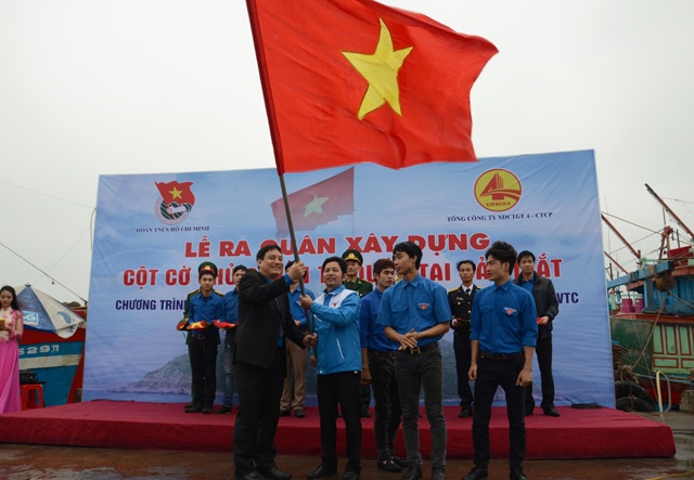 Những dấu chân thanh niên xứ Nghệ trên khắp nẻo đường - 16 Thị đoàn Cửa Lò đã triển khai phong trào “Tết khuyến học” sâu rộng trên toàn Thị xã trao