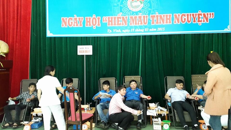 Những dấu chân thanh niên xứ Nghệ trên khắp nẻo đường - 6 Thành Đoàn Vinh tổ chức ngày hội Hiến máu tình nguyện thu được 100 đơn vị máu.