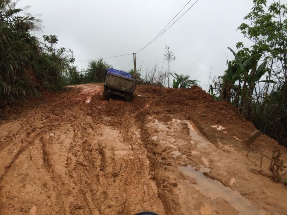 Ngập ngụa trên con đường đau khổ nhất miền Tây xứ Nghệ - 4 Những chiếc xe ô tô lớn cũng chìm trong bùn.