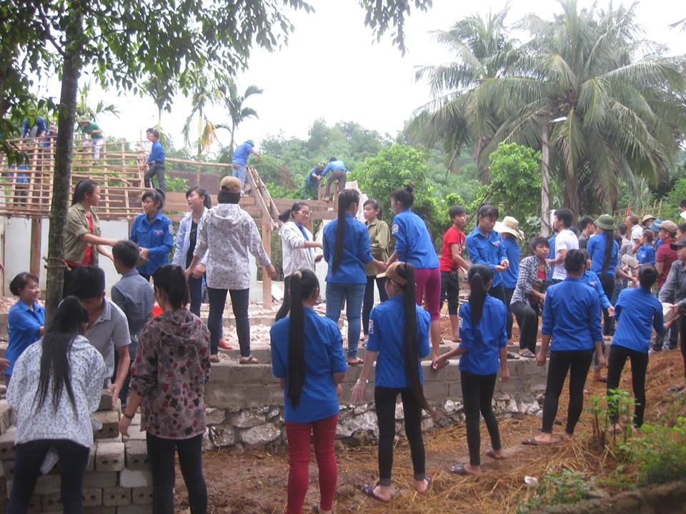 Những dấu chân thanh niên xứ Nghệ trên khắp nẻo đường - 24 Thanh niên Nghĩa Đàn làm, sửa nhà giúp dân....