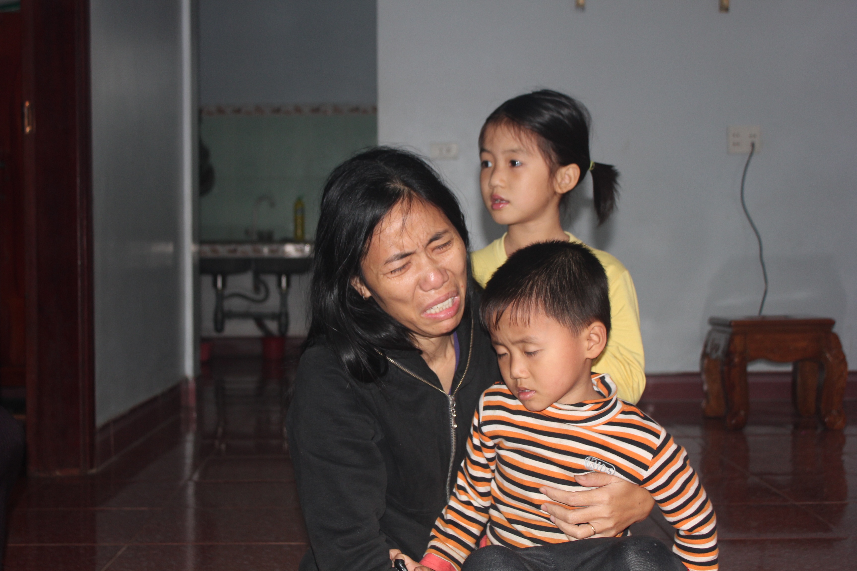 Người thân gia đình nạn nhân Lâm Hữu Chính khóc trong nỗi đau quá lớn