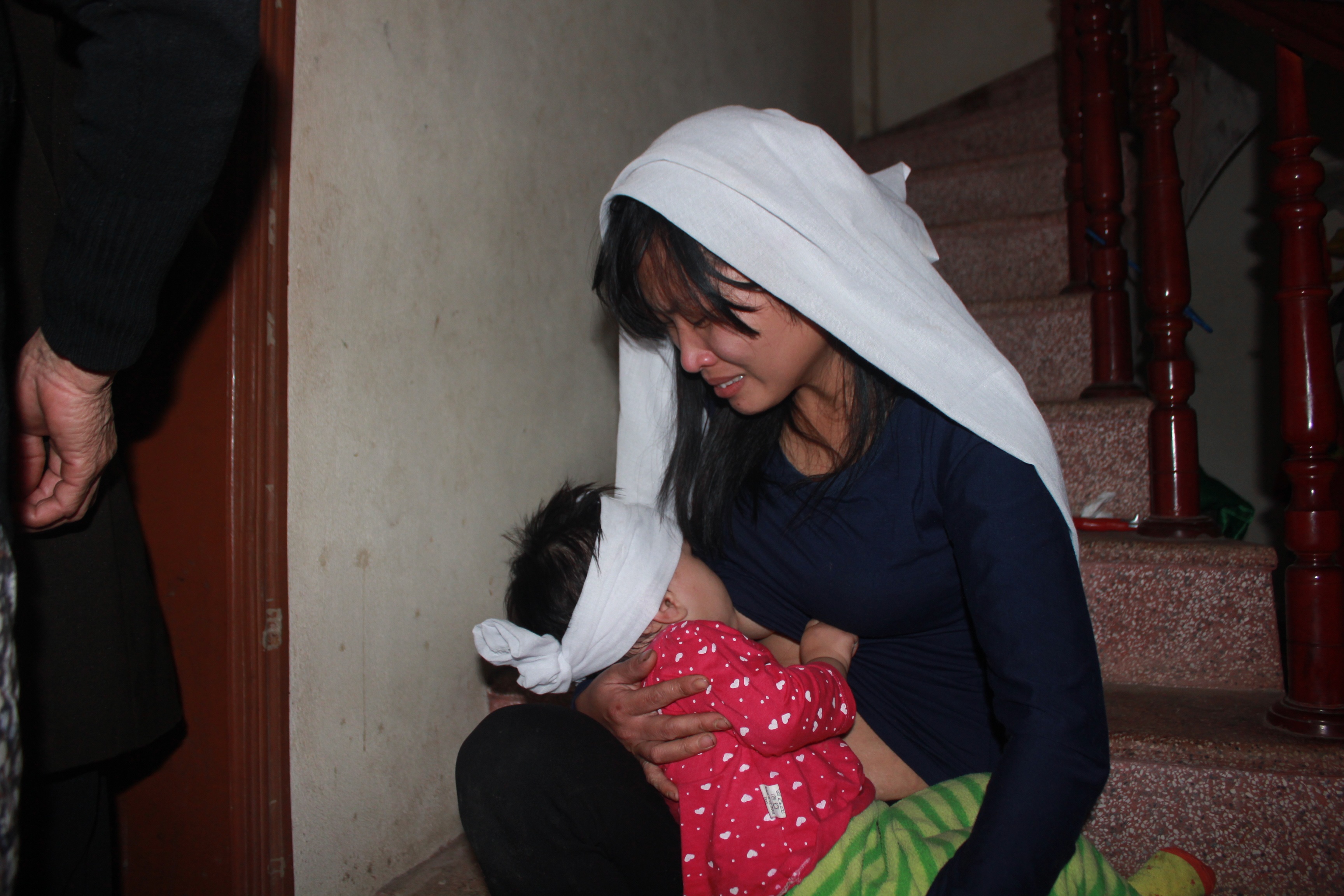 Người thân gia đình nạn nhân Lâm Hữu Chính khóc trong nỗi đau quá lớn