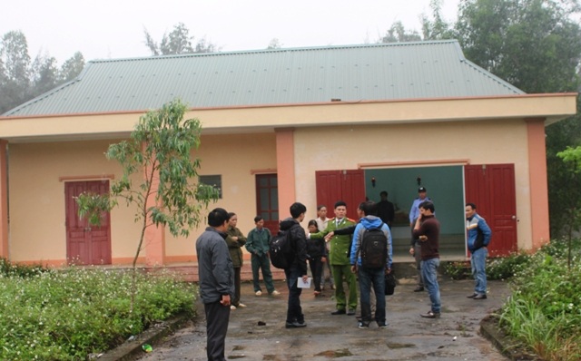 Lực lượng Công an huyện Diễn Châu có mặt tại nhà xác để cùng giải quyết vụ việc.