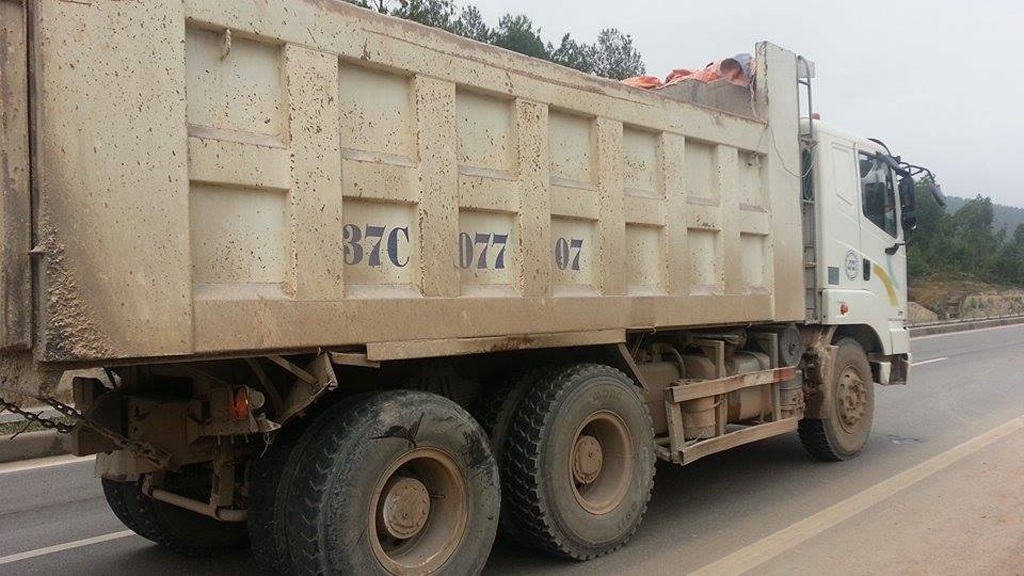 Tránh xe tải, xe con lộn vòng trên quốc lộ - 7 Túi khí bung ra đã kịp cứu sống 2 người trên chiếc xe con.