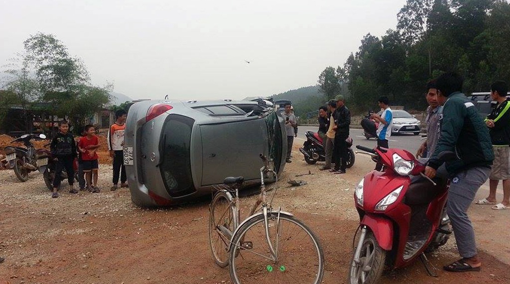 Tránh xe tải, xe con lộn vòng trên quốc lộ - 1 Hiện trường vụ tai nạn kinh hoàng.