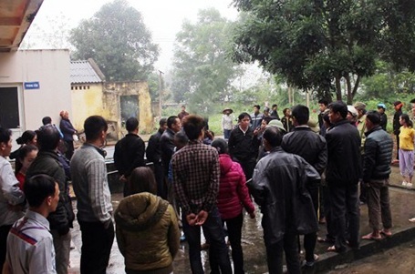 Người dân hiếu kỳ cùng với người nhà bức xúc quây bệnh viện.