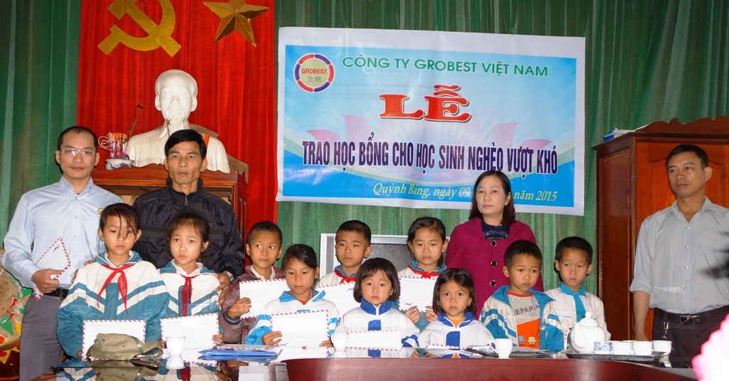 Niềm vui của các em trong ngày nhận học bổng của Công ty TNHH Grobest Industrial Việt Nam.