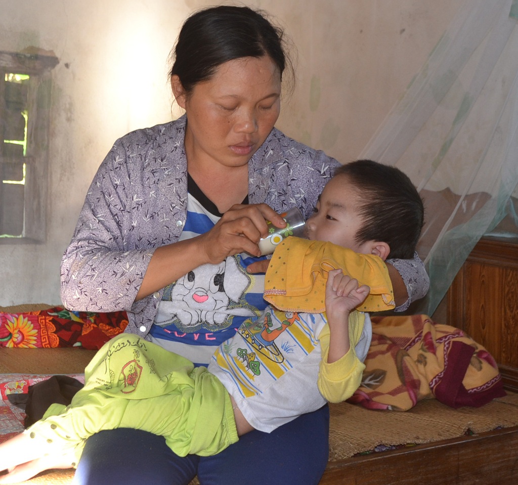 Éo le cảnh vợ chồng nghèo nuôi hai con bại não, một ngờ nghệch - 3 Hết lo cho đứa con nhỏ, lại đến anh cũng bị bệnh tật dày vò.