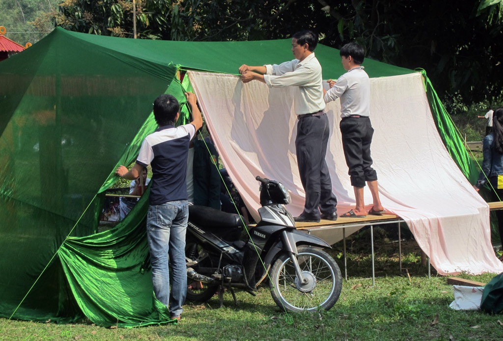 Trang trọng nghi thức rước nước thần sông trong hội Đền vua Mai 2015 - 15 Đơn vị xã Nam Lộc đang dựng phần trại của mình bên khu lăng mộ Vua Mai.