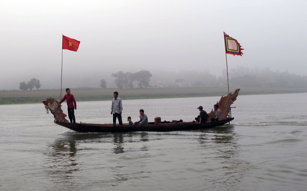 Trang trọng nghi thức rước nước thần sông trong hội Đền vua Mai 2015 - 4 Đại diện già làng sẽ dùng gáo dừa múc nước từ sông đổ vào chum ở kiệu rước nước.