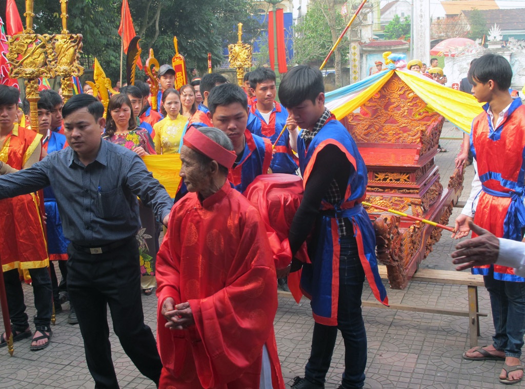 Trang trọng nghi thức rước nước thần sông trong hội Đền vua Mai 2015 - 7 Nghi lễ dâng nước lên đền thờ Vua Mai.