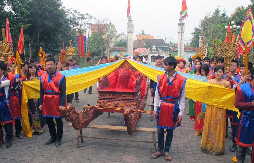 Trang trọng nghi thức rước nước thần sông trong hội Đền vua Mai 2015 - 6 Đại diện già làng sẽ dùng gáo dừa múc nước từ sông đổ vào chum ở kiệu rước nước.