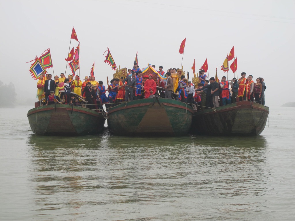 Trang trọng nghi thức rước nước thần sông trong hội Đền vua Mai 2015 - 2 Trang trọng nghi thức rước nước thần sông trong hội Đền vua Mai 2015