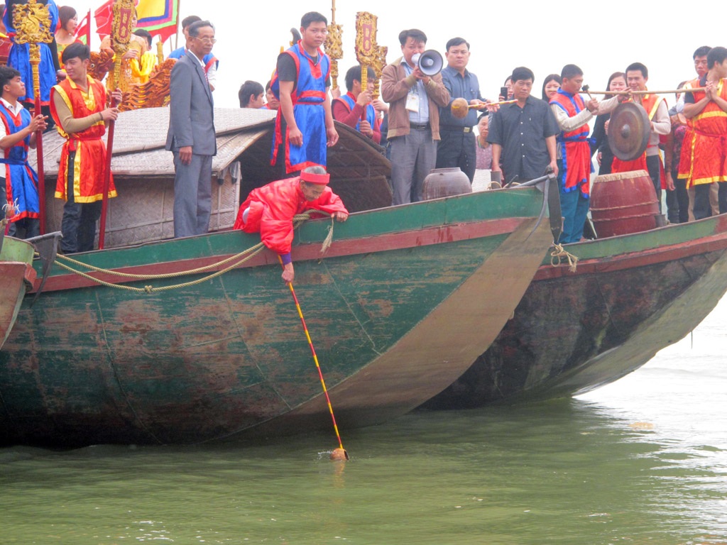 Trang trọng nghi thức rước nước thần sông trong hội Đền vua Mai 2015 - 3 Đại diện già làng sẽ dùng gáo dừa múc nước từ sông đổ vào chum ở kiệu rước nước.