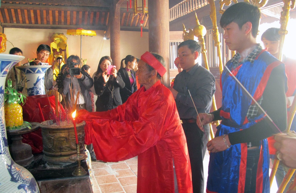 Trang trọng nghi thức rước nước thần sông trong hội Đền vua Mai 2015 - 8 Nghi lễ dâng nước lên đền thờ Vua Mai.