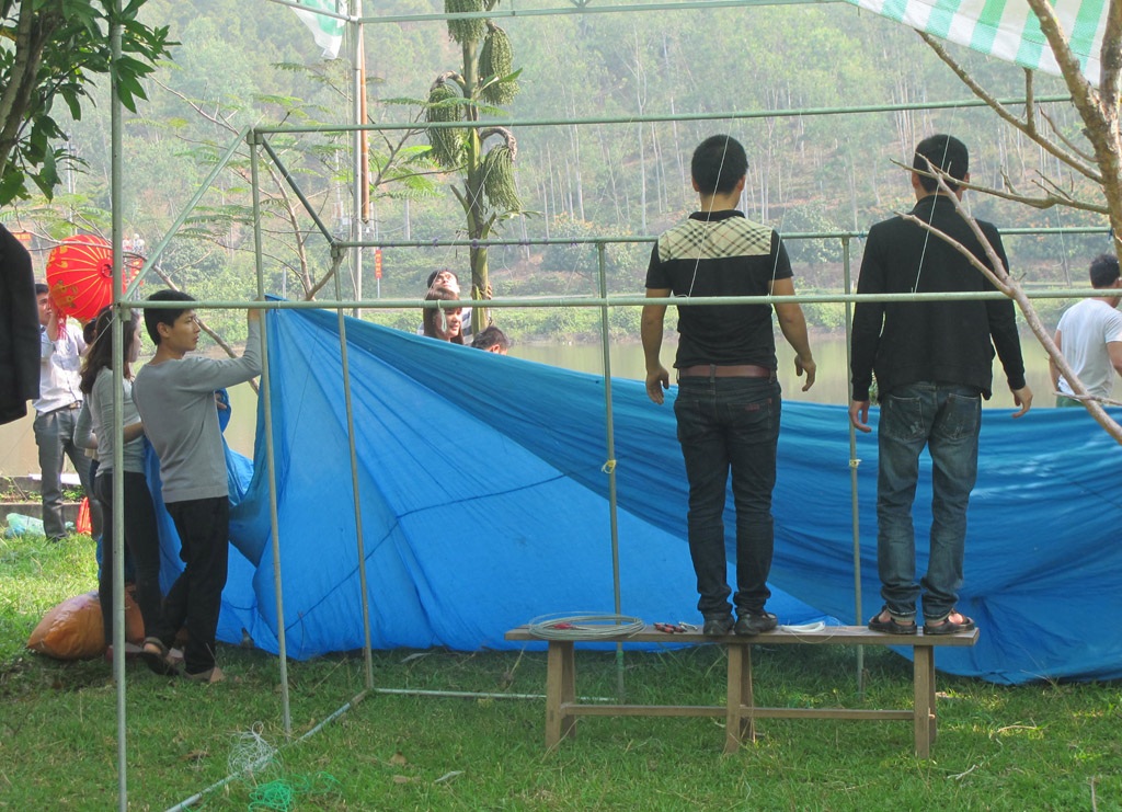 Trang trọng nghi thức rước nước thần sông trong hội Đền vua Mai 2015 - 13 Đơn vị xã Nam Lộc đang dựng phần trại của mình bên khu lăng mộ Vua Mai.