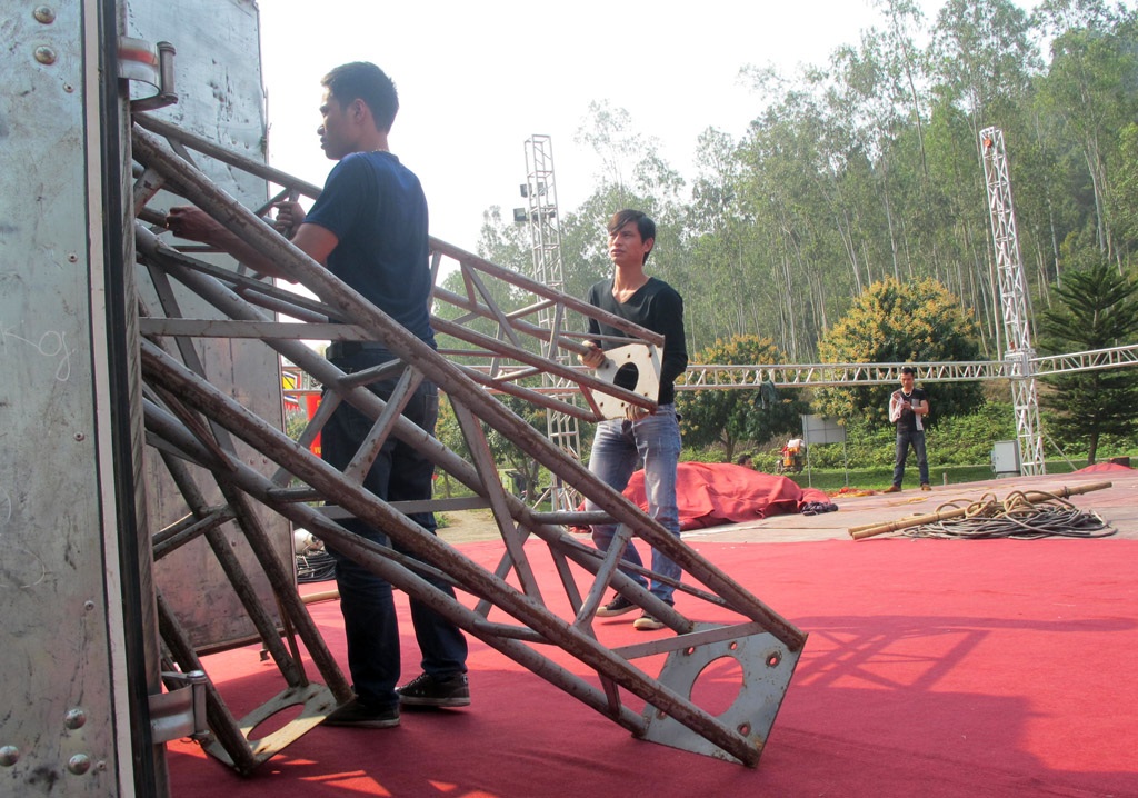 Trang trọng nghi thức rước nước thần sông trong hội Đền vua Mai 2015 - 11 Việc dựng sân khấu cũng đang gấp rút thực hiện.