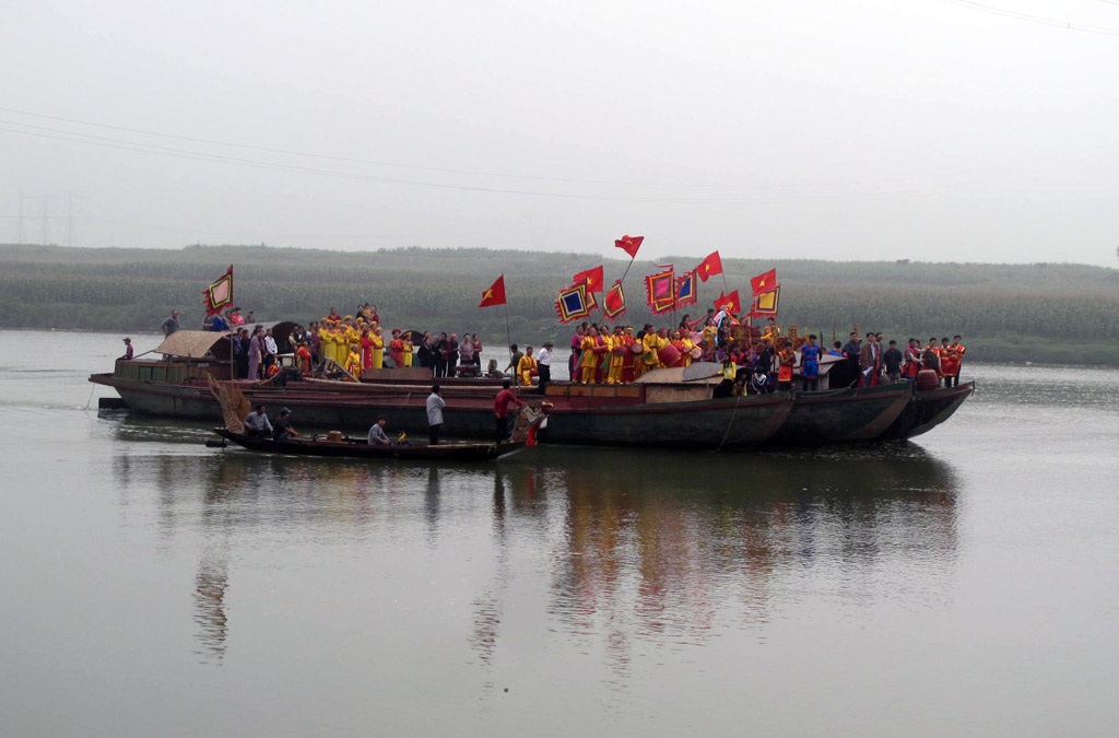 Trang trọng nghi thức rước nước thần sông trong hội Đền vua Mai 2015 - 1 Trang trọng nghi thức rước nước thần sông trong hội Đền vua Mai 2015