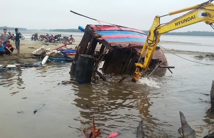 Một ngư dân 20 ngày bị sóng đánh chìm 5 con tàu - 1 Sáng ngày 7/4, công tác trục vớt một trong 4 con tàu vẫn đang được tiến hành.