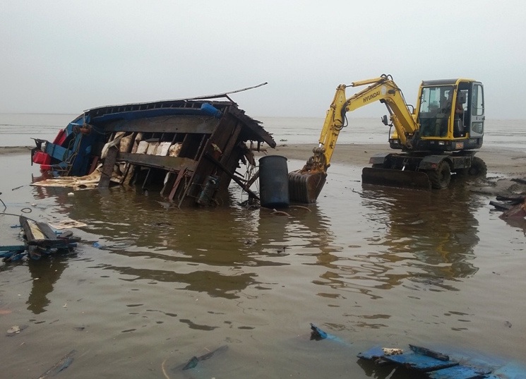 Một ngư dân 20 ngày bị sóng đánh chìm 5 con tàu - 2 Con tàu trục vớt lên cũng đã bị hư hỏng quá nặng.