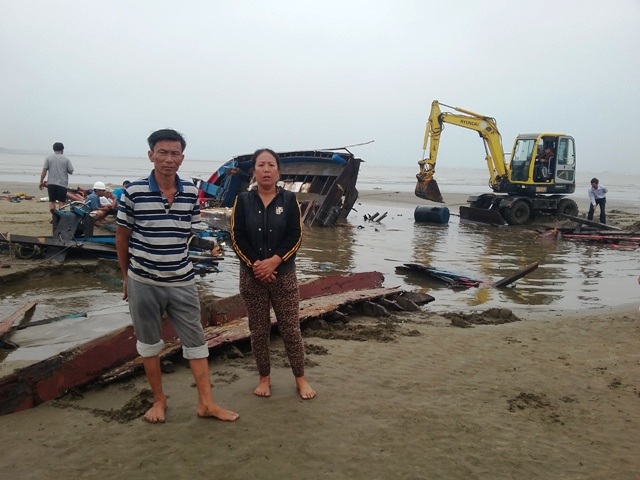 Một ngư dân 20 ngày bị sóng đánh chìm 5 con tàu - 4 Hai vợ chồng ngư dân Trần Văn Đồng buồn bã khi chịu thiệt hại quá nặng nề.