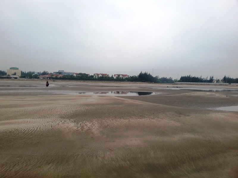 Một ngư dân 20 ngày bị sóng đánh chìm 5 con tàu - 5 Hai vợ chồng ngư dân Trần Văn Đồng buồn bã khi chịu thiệt hại quá nặng nề.