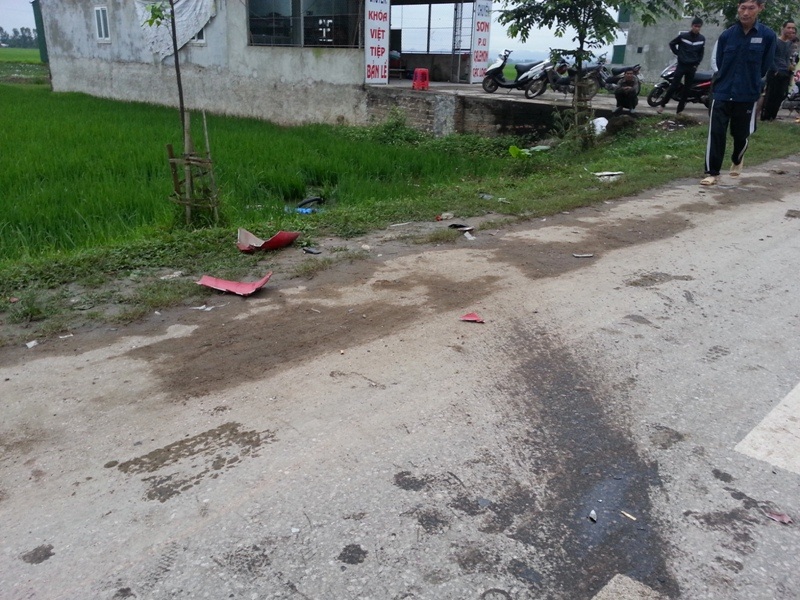 Ô tô "đại náo" trên đường sau khi gây tai nạn - 1 Chiếc xe máy bị hư hỏng văng ra nhiều mảnh sau khi bị ô tô đâm phải.