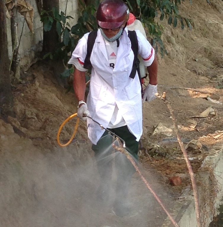 Khu vực gia đình ông Chung cũng được phun thuốc để tiêu độc khử trùng.