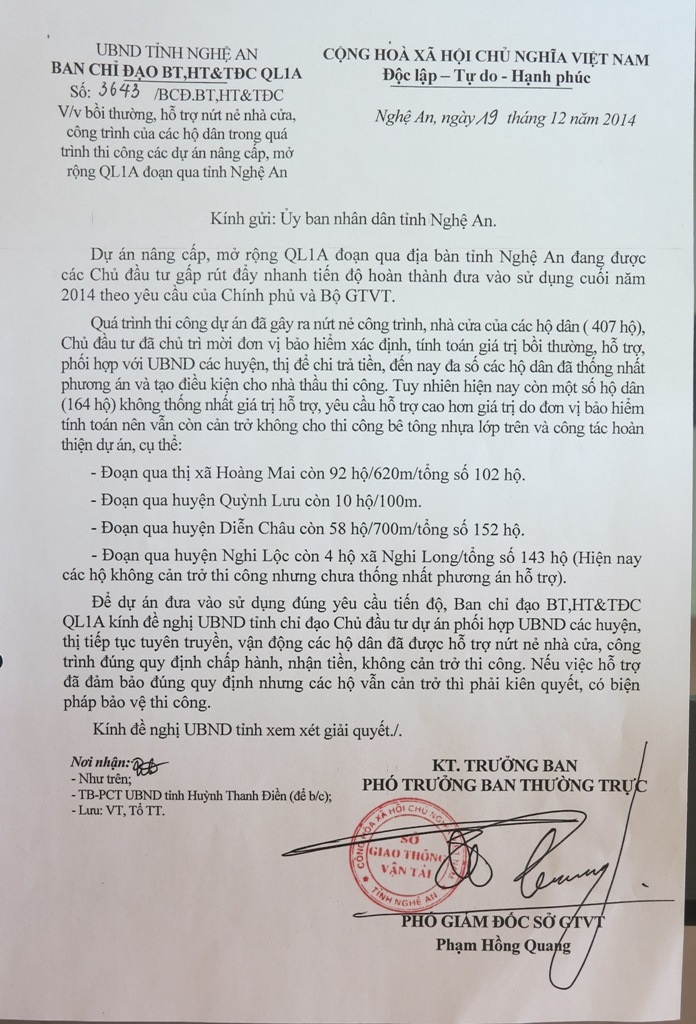 Phần nền nhà cũng xuất hiện nhiều vết nứt lớn, kéo dài.