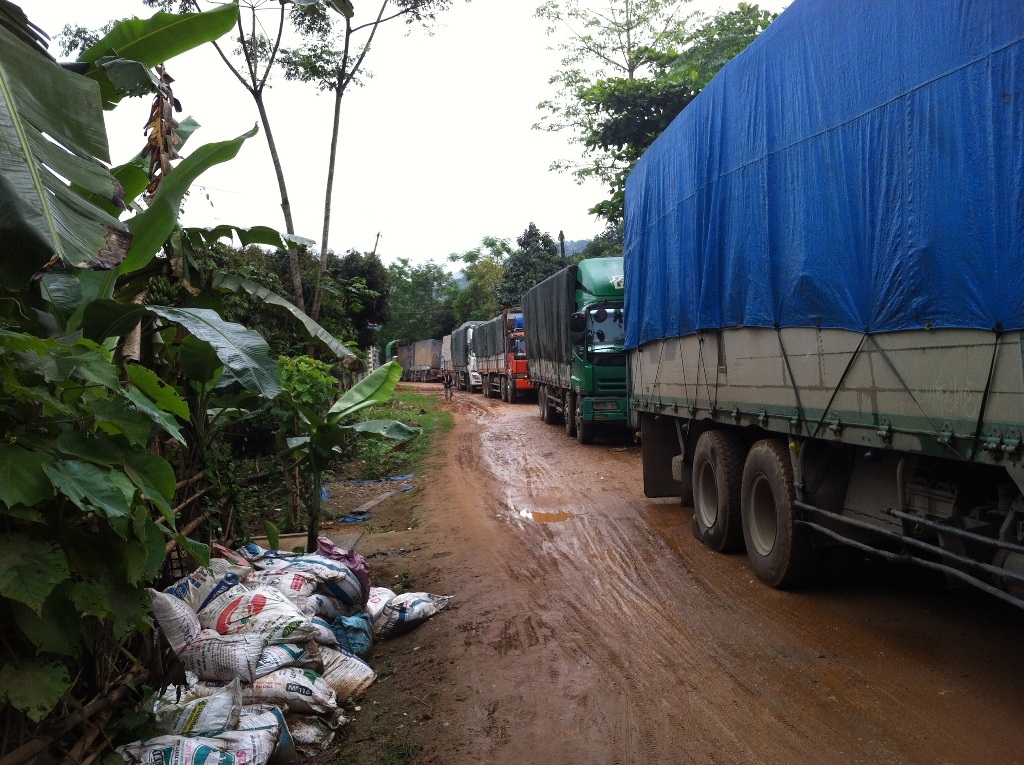 Đoàn xe khủng lui vào cả những con đường nhỏ để lẩn trốn