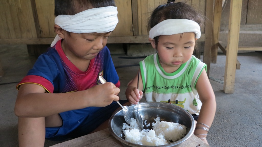 Cảnh sống lay lắt của 3 đứa trẻ sớm mồ côi cha