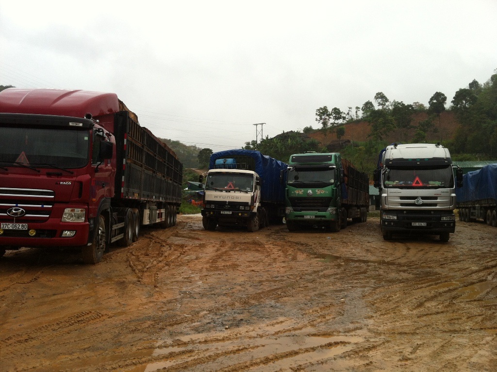 Có đến hàng chục xe tải lớn vào công trường thủy điện Chi Khê để né lực lượng chức năng.