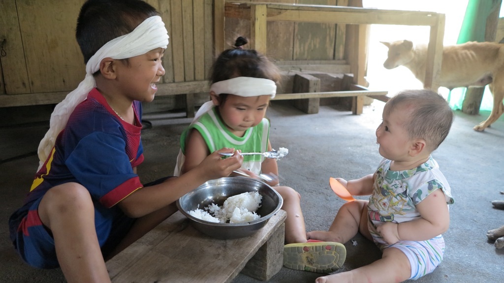 Cảnh sống lay lắt của 3 đứa trẻ sớm mồ côi cha