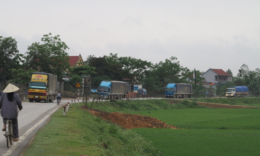 Có đến hàng chục xe tải lớn vào công trường thủy điện Chi Khê để né lực lượng chức năng.