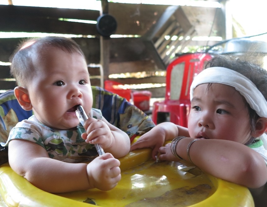 Cảnh sống lay lắt của 3 đứa trẻ sớm mồ côi cha