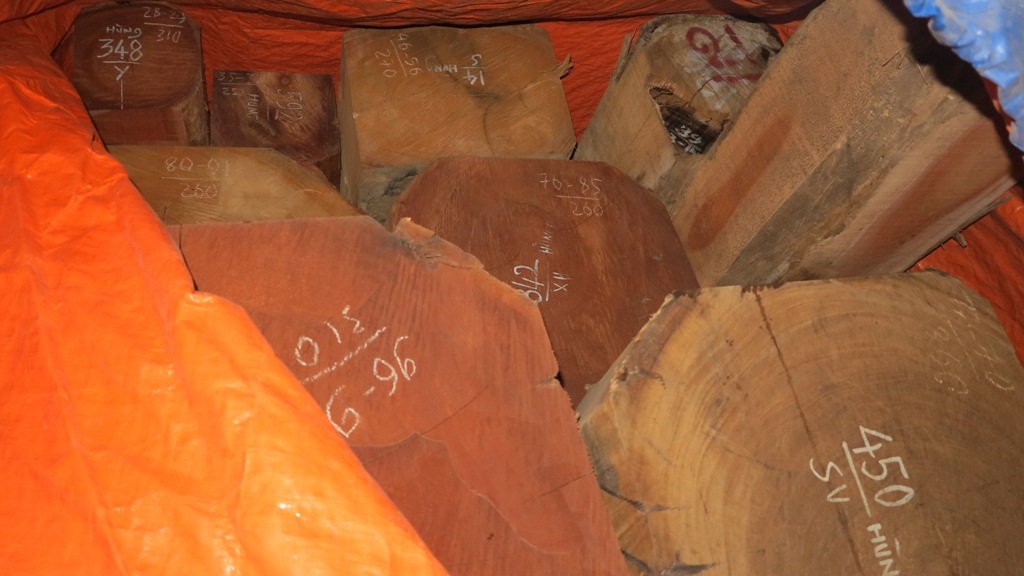 Tại bến xe huyện Đô Lương theo quan sát thì tất cả các xe đều chất đầy gỗ khối lớn.