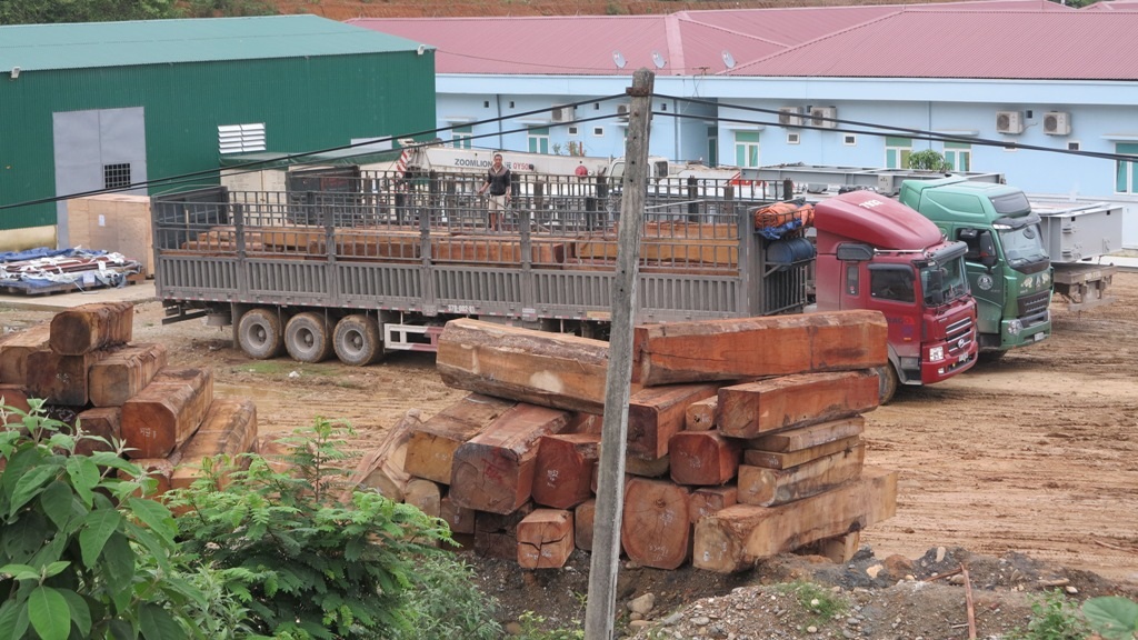 Phát hiện bị lộ, đoàn xe khủng chủ động hạ tải để qua chốt kiểm tra.