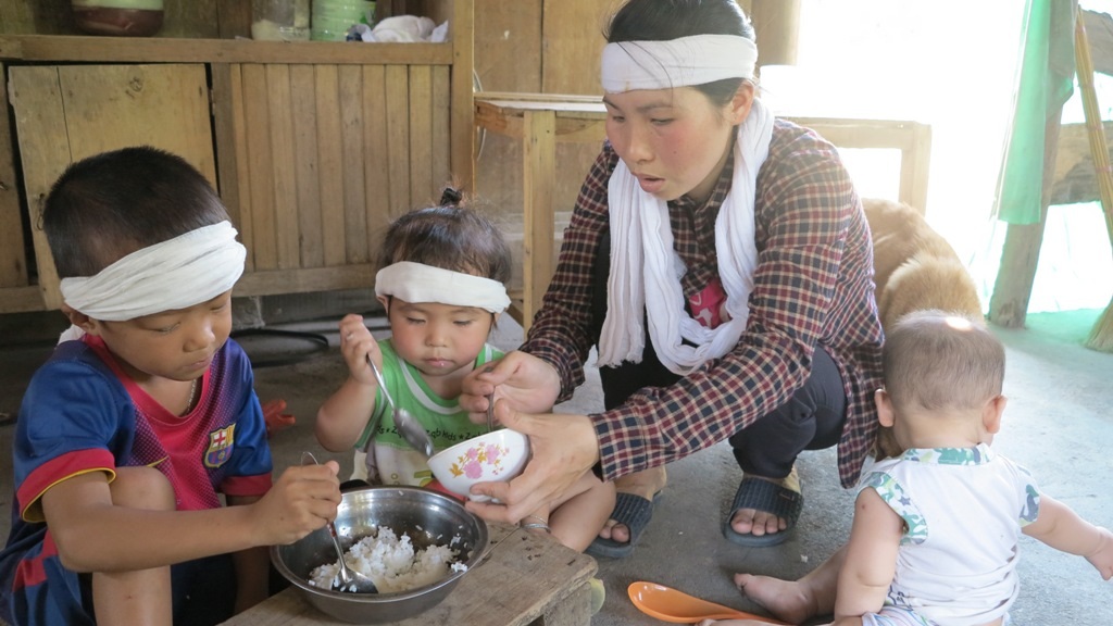 Cảnh sống lay lắt của 3 đứa trẻ sớm mồ côi cha